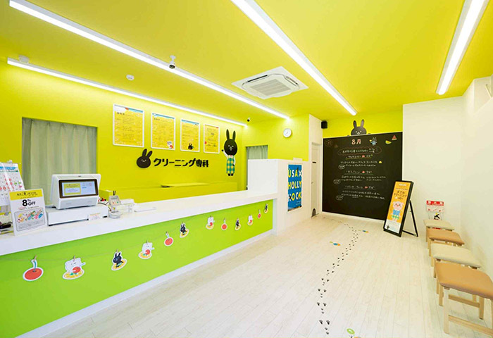 力こぶホールディングスのクリーニング専科店内